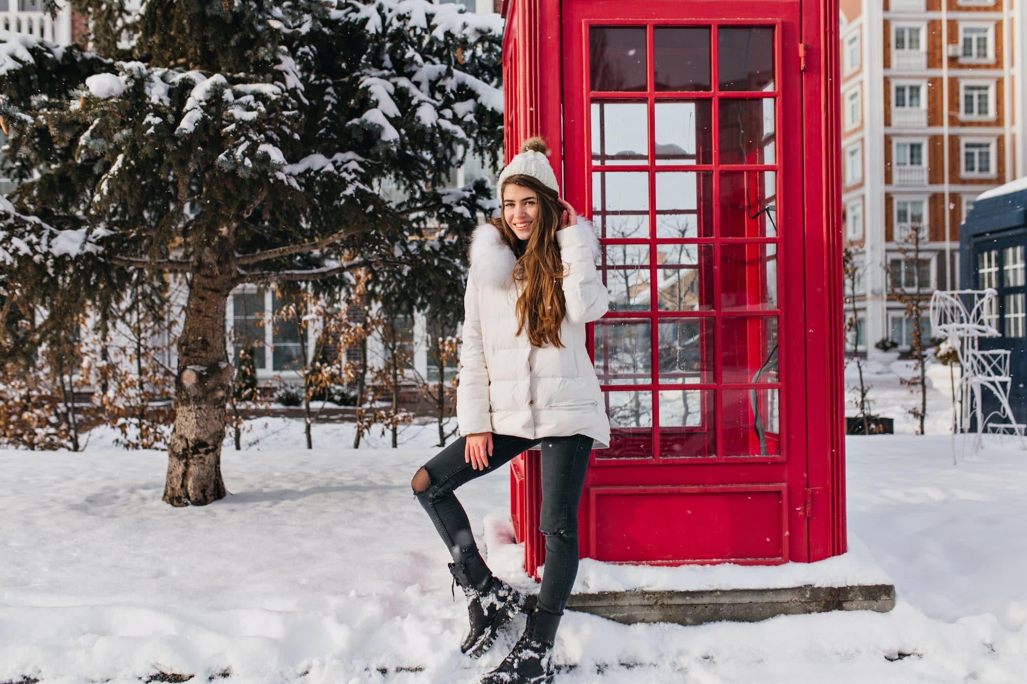 Outdoor photo of magnificent lady spending winter holidays in London. Attractive young woman in whit