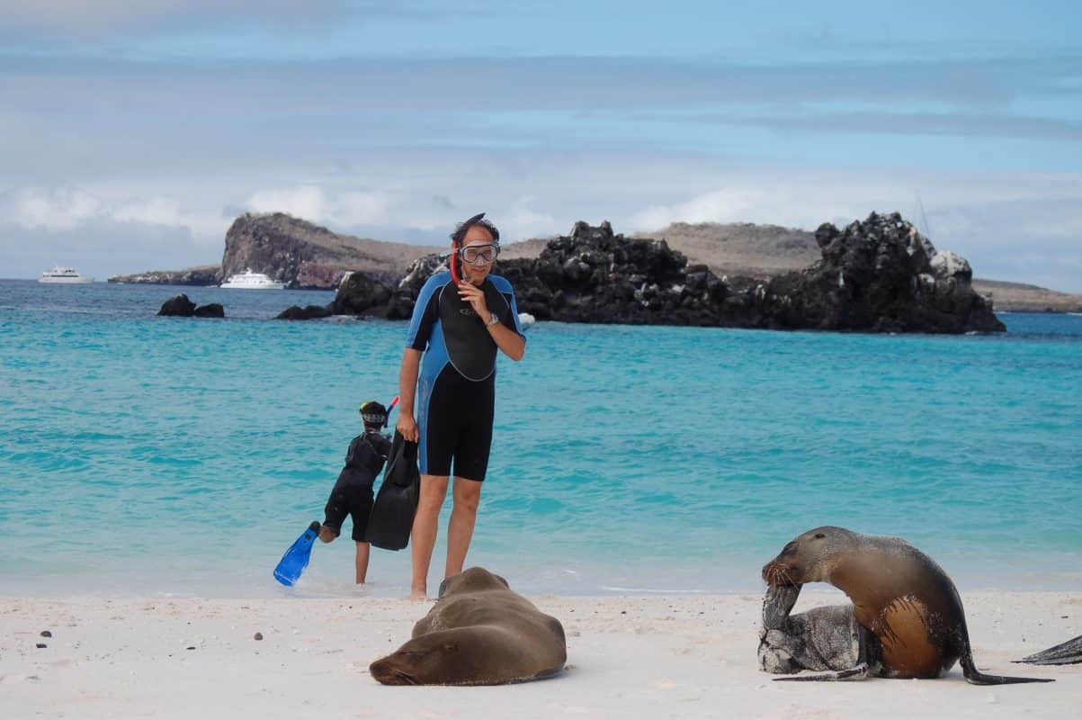 Adult tourist visiting Galapagos islands — Stock Editorial Photography